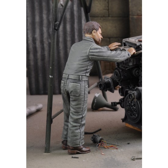 1/35 Mechanics (3 resin figures) 1/35 Mechanics (3 resin figures)