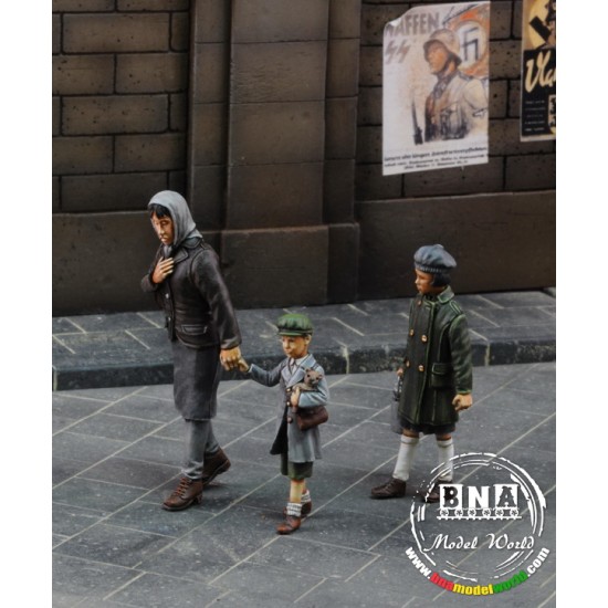 1/35 Mother with Her Children (3 Figures) 1/35 Mother with Her Children (3 Figures)