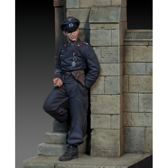 1/35 WWII German Tanker Leaning Against the Wall 1/35 WWII German Tanker Leaning Against the Wall