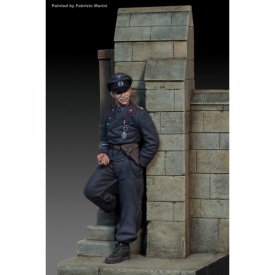 1/35 WWII German Tanker Leaning Against the Wall 1/35 WWII German Tanker Leaning Against the Wall