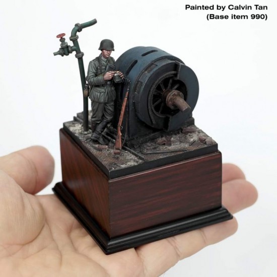 1/35 WWII German Infantry Soldier Eating 1/35 WWII German Infantry Soldier Eating