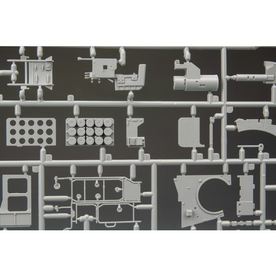 1/35 Leopard 2 A6 Main Battle Tank w/Full Interior 1/35 Leopard 2 A6 Main Battle Tank w/Full Interior