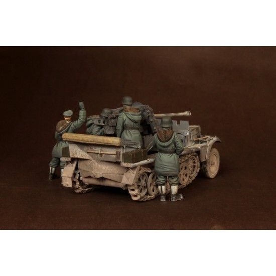 1/35 5cm Pak 38 (Sf) auf Zugkraftwagen 1t Crew for Dragon Kit #6719 (5 figures) 1/35 5cm Pak 38 (Sf) auf Zugkraftwagen 1t Crew for Dragon Kit #6719 (5 figures)