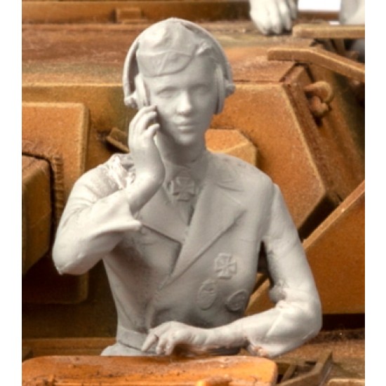 1/35 German Pzkpfw.IV Female Tank Radio Driver 1/35 German Pzkpfw.IV Female Tank Radio Driver