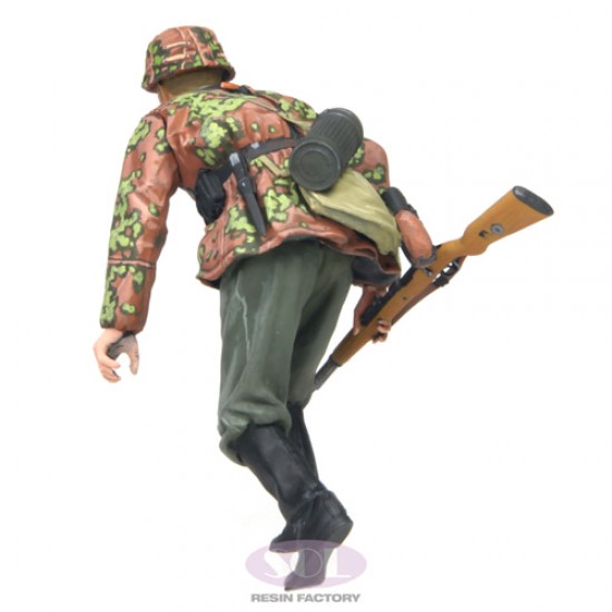 1/16 WWII German SS Infantry with Kar98k 1/16 WWII German SS Infantry with Kar98k