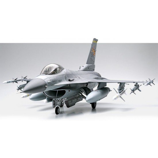 1/32 Lockheed Martin F-16CJ Block 50 - Fighting Falcon 1/32 Lockheed Martin F-16CJ Block 50 - Fighting Falcon