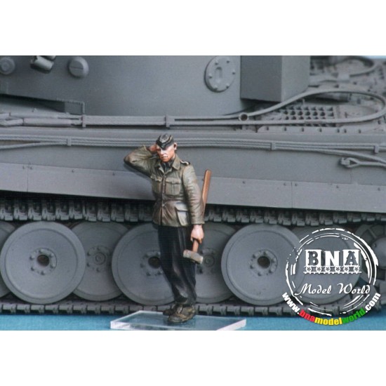 1/35 German Tank Crewman 1942-1945 (1 Resin Figure) 1/35 German Tank Crewman 1942-1945 (1 Resin Figure)