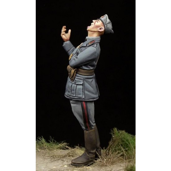 1/35 WWII Italian Officer #2 - Singing 1/35 WWII Italian Officer #2 - Singing