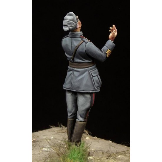 1/35 WWII Italian Officer #2 - Singing 1/35 WWII Italian Officer #2 - Singing