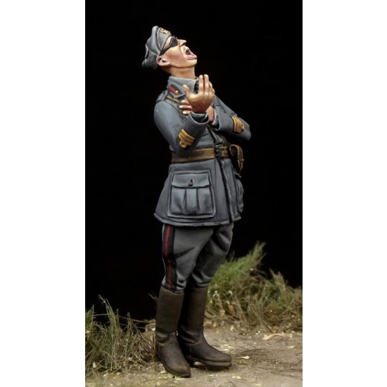 1/35 WWII Italian Officer #2 - Singing 1/35 WWII Italian Officer #2 - Singing