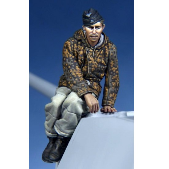 1/35 WWII German Panther Crewman #1 1/35 WWII German Panther Crewman #1