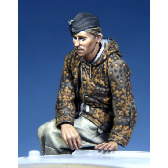 1/35 WWII German Panther Crewman #1 1/35 WWII German Panther Crewman #1