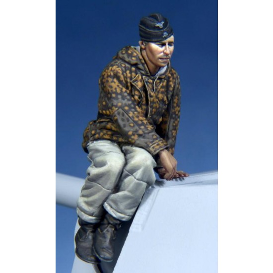 1/35 WWII German Panther Crewman #1 1/35 WWII German Panther Crewman #1