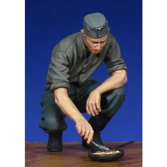 1/35 WWII German Cooking Soldier 1/35 WWII German Cooking Soldier