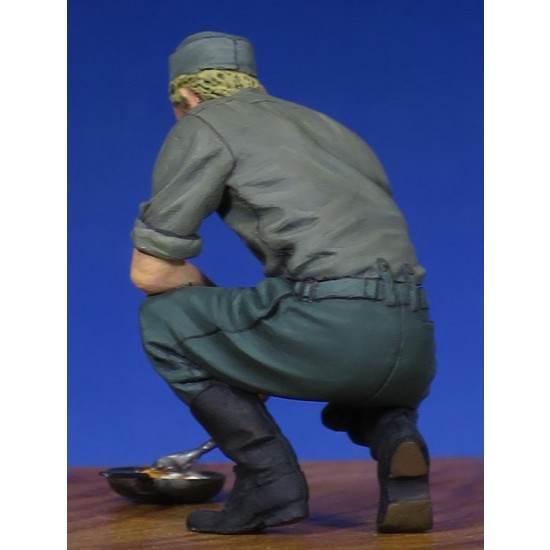 1/35 WWII German Cooking Soldier 1/35 WWII German Cooking Soldier