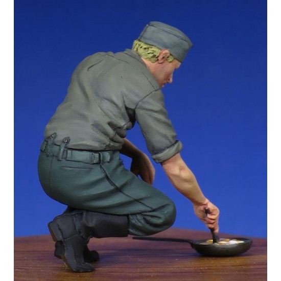 1/35 WWII German Cooking Soldier 1/35 WWII German Cooking Soldier