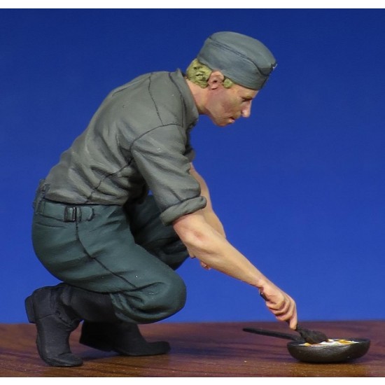 1/35 WWII German Cooking Soldier 1/35 WWII German Cooking Soldier