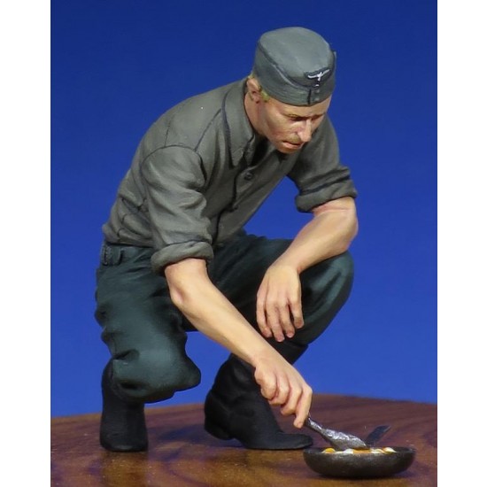 1/35 WWII German Cooking Soldier 1/35 WWII German Cooking Soldier