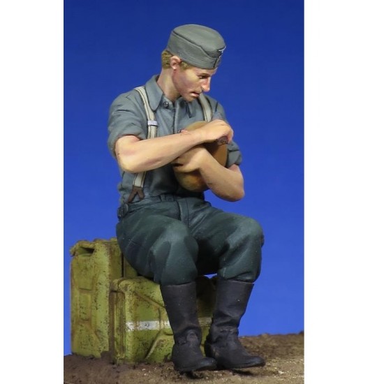 1/35 WWII German Soldier - Eating 1/35 WWII German Soldier - Eating