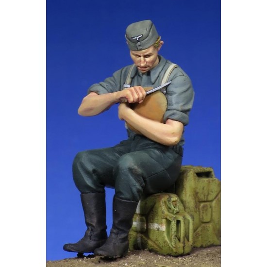 1/35 WWII German Soldier - Eating 1/35 WWII German Soldier - Eating