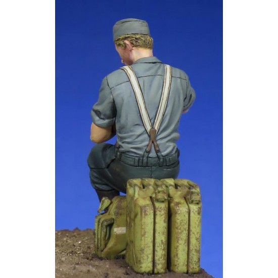 1/35 WWII German Soldier - Eating 1/35 WWII German Soldier - Eating