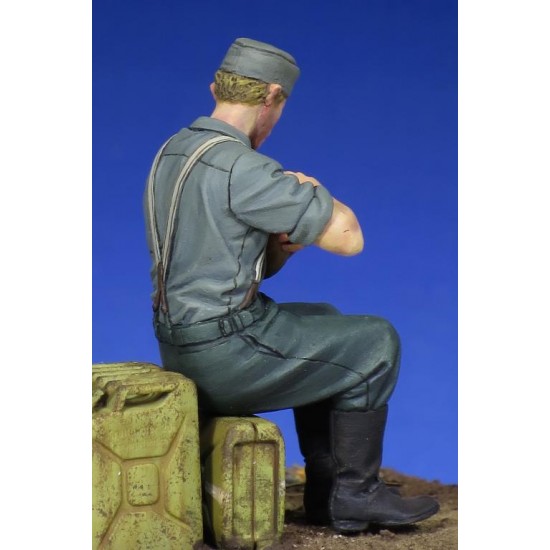 1/35 WWII German Soldier - Eating 1/35 WWII German Soldier - Eating