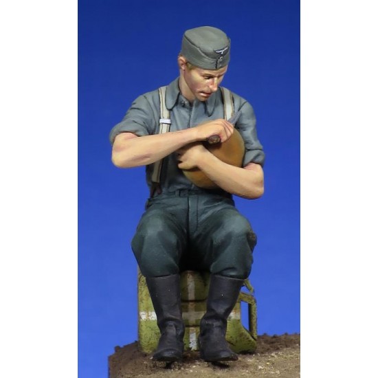 1/35 WWII German Soldier - Eating 1/35 WWII German Soldier - Eating