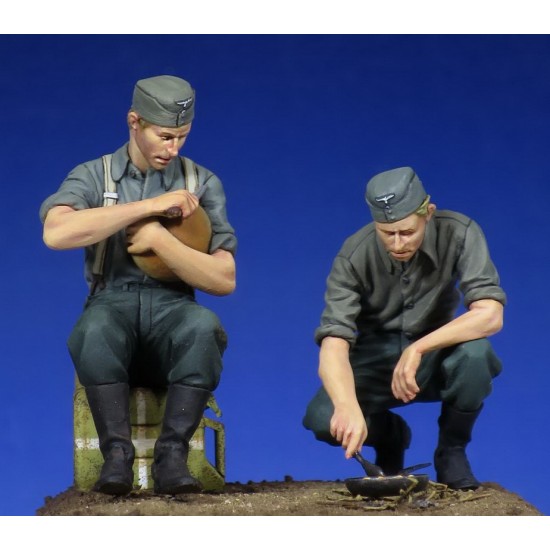 1/35 WWII German Soldiers at Rest (2 figures) 1/35 WWII German Soldiers at Rest (2 figures)