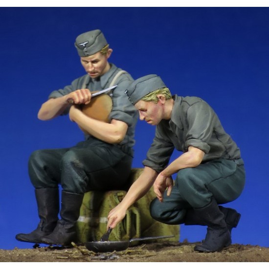 1/35 WWII German Soldiers at Rest (2 figures) 1/35 WWII German Soldiers at Rest (2 figures)