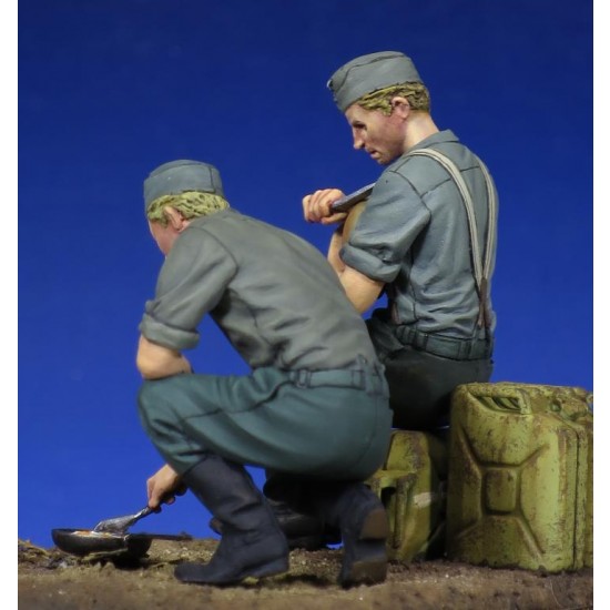 1/35 WWII German Soldiers at Rest (2 figures) 1/35 WWII German Soldiers at Rest (2 figures)