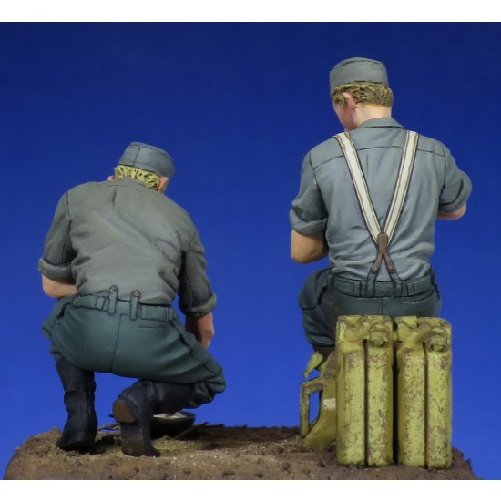 1/35 WWII German Soldiers at Rest (2 figures) 1/35 WWII German Soldiers at Rest (2 figures)