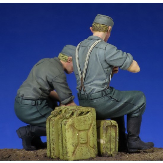 1/35 WWII German Soldiers at Rest (2 figures) 1/35 WWII German Soldiers at Rest (2 figures)