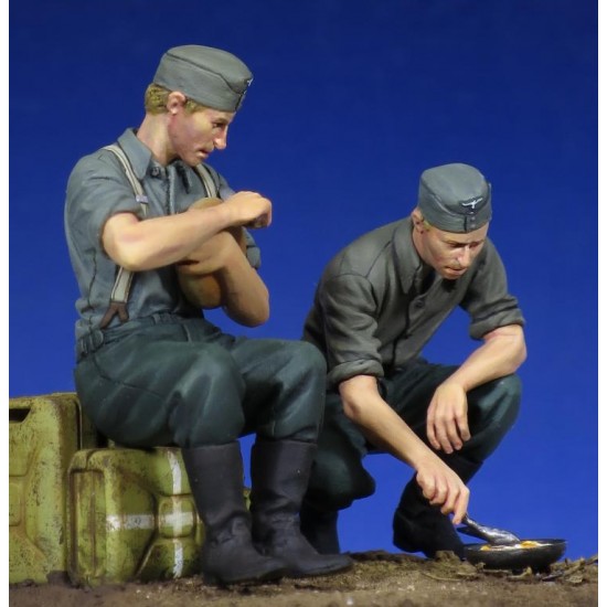 1/35 WWII German Soldiers at Rest (2 figures) 1/35 WWII German Soldiers at Rest (2 figures)