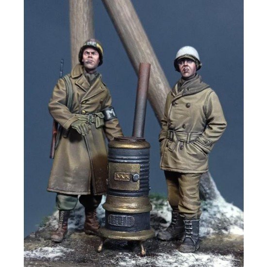 1/35 WWII US Military Police & GI with Stove, Ardennes 1944 (2 figures) 1/35 WWII US Military Police & GI with Stove, Ardennes 1944 (2 figures)