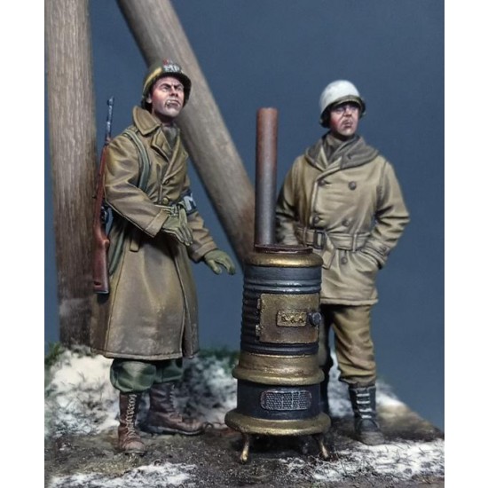 1/35 WWII US Military Police & GI with Stove, Ardennes 1944 (2 figures) 1/35 WWII US Military Police & GI with Stove, Ardennes 1944 (2 figures)