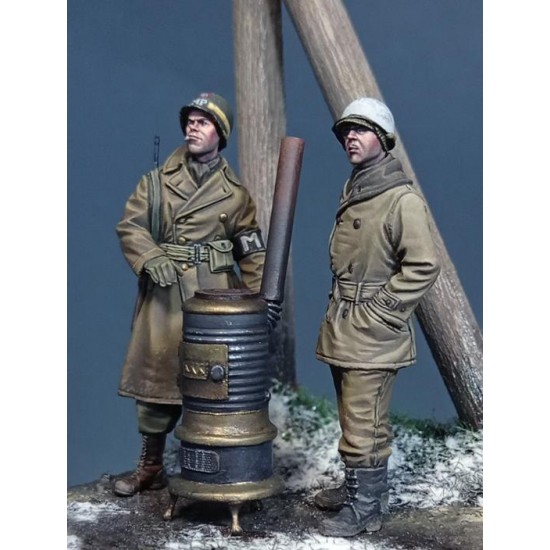 1/35 WWII US Military Police & GI with Stove, Ardennes 1944 (2 figures)