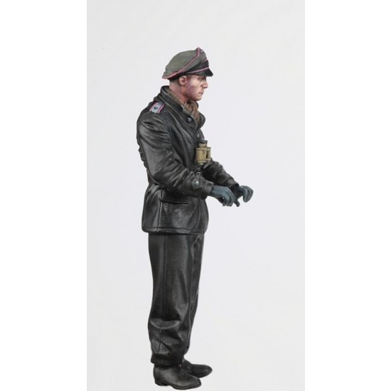 1/35 WWII Waffen SS Panzer Commander (with optional heagear) 1/35 WWII Waffen SS Panzer Commander (with optional heagear)