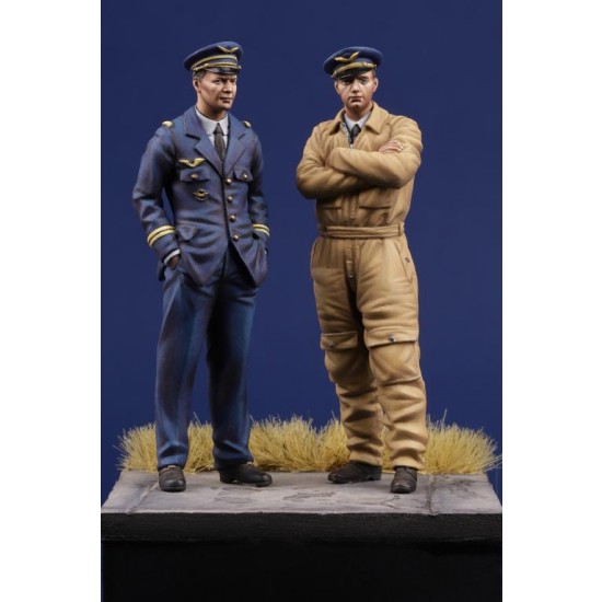1/35 WWII French Pilots (2 figures) 1/35 WWII French Pilots (2 figures)