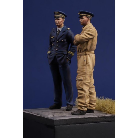 1/35 WWII French Pilots (2 figures) 1/35 WWII French Pilots (2 figures)