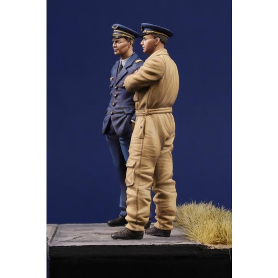 1/35 WWII French Pilots (2 figures) 1/35 WWII French Pilots (2 figures)