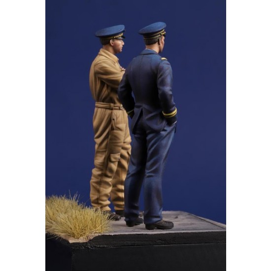 1/35 WWII French Pilots (2 figures) 1/35 WWII French Pilots (2 figures)