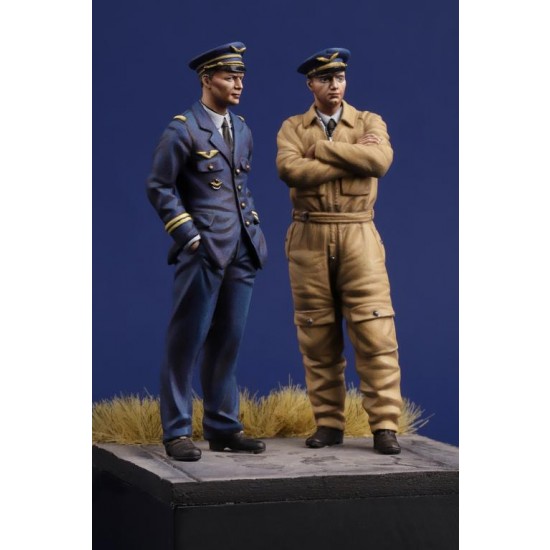 1/35 WWII French Pilots (2 figures) 1/35 WWII French Pilots (2 figures)