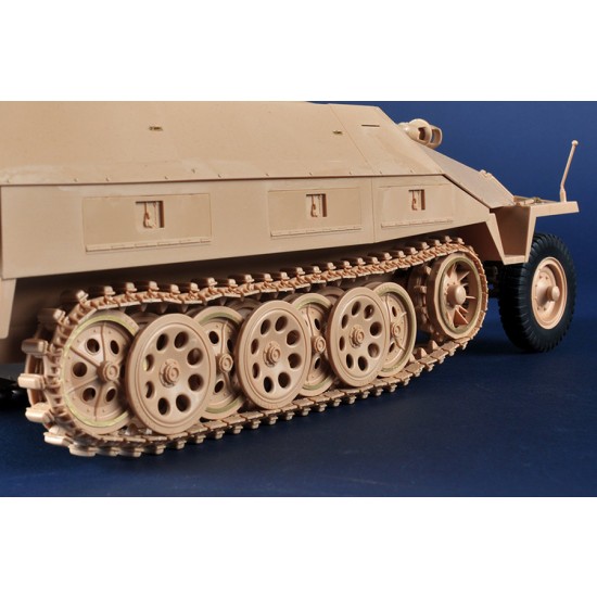 1/16 Sd.Kfz 251/22D Half-track APC 1/16 Sd.Kfz 251/22D Half-track APC