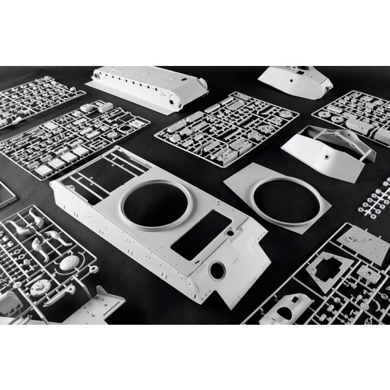 1/16 Pz.Kpfw.VI Sd.Kfz.182 Tiger II (Porsche Early vehicle Fgst.Nr.280009) 1/16 Pz.Kpfw.VI Sd.Kfz.182 Tiger II (Porsche Early vehicle Fgst.Nr.280009)