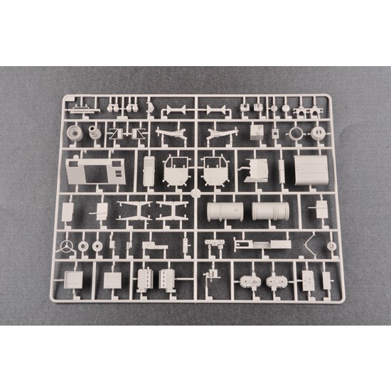 1/35 HEMTT M983 Tractor 1/35 HEMTT M983 Tractor
