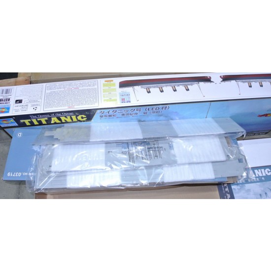1/200 RMS Titanic Passenger Liner 1/200 RMS Titanic Passenger Liner