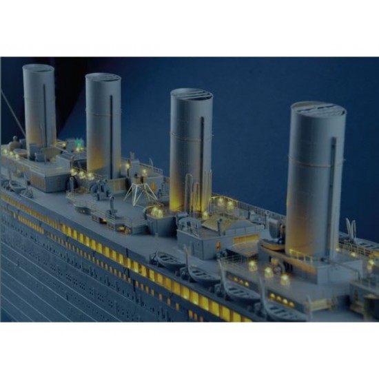 1/200 RMS Titanic Passenger Liner 1/200 RMS Titanic Passenger Liner