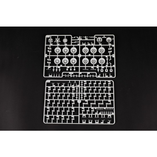 1/35 Soviet T-72 Ural with Kontakt-1 Reactive Armo 1/35 Soviet T-72 Ural with Kontakt-1 Reactive Armo