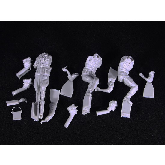 1/35 WWII German DAK Panzer III/IV Tank Crew Set #1 (3 Figures) 1/35 WWII German DAK Panzer III/IV Tank Crew Set #1 (3 Figures)