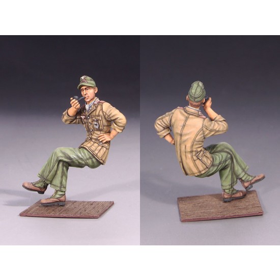 1/35 WWII German DAK Panzer III/IV Tank Crew Set #1 (3 Figures) 1/35 WWII German DAK Panzer III/IV Tank Crew Set #1 (3 Figures)